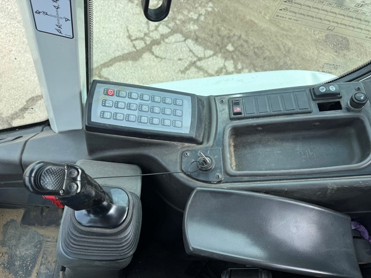 #3277-•-2016-liebherr-542-wheel-loader-w/-plow-and-chains-image-33