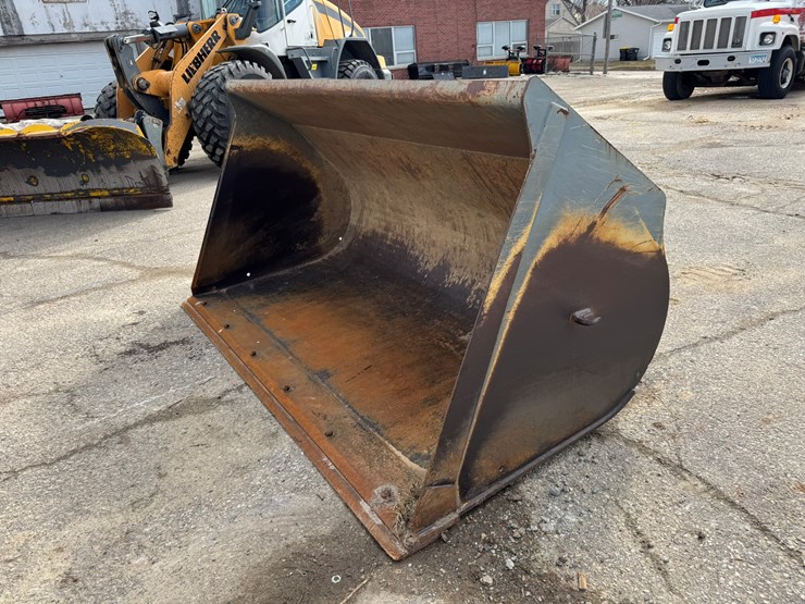 #3277-•-2016-liebherr-542-wheel-loader-w/-plow-and-chains-image-60