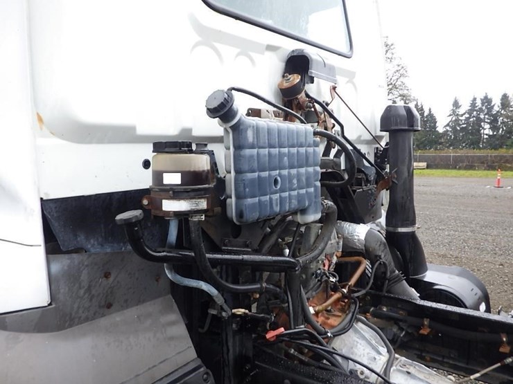 2004-izuzu-tilt-cab-22'-s/a-cab-and-chassis-image-16