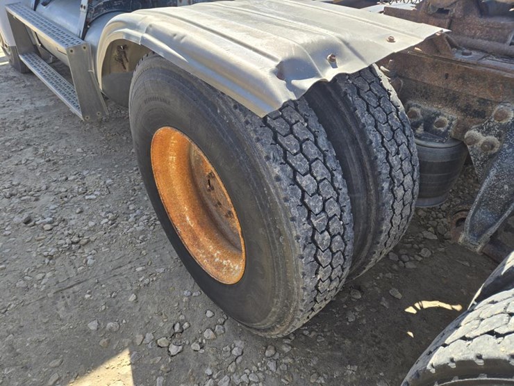 #212-•-1994-freightliner-semi-tractor-image-14