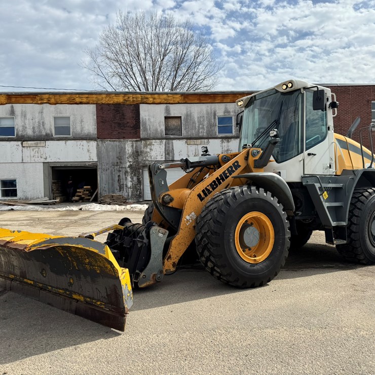 #3277 • 2016 Liebherr 542 Wheel Loader w/ Plow and Chains