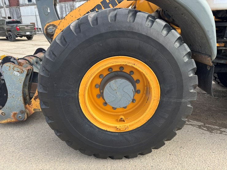 #3277-•-2016-liebherr-542-wheel-loader-w/-plow-and-chains-image-49