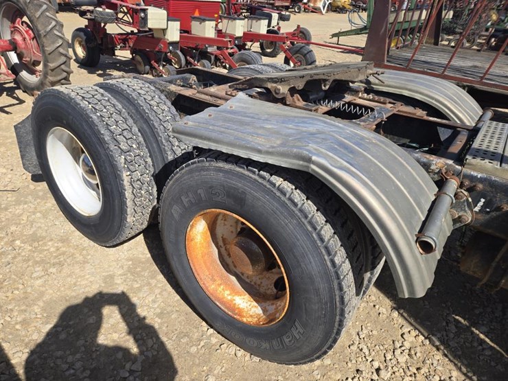 #212-•-1994-freightliner-semi-tractor-image-9