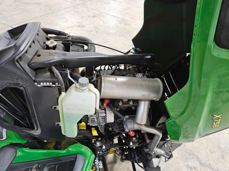 2020-john-deere-x758-image-18