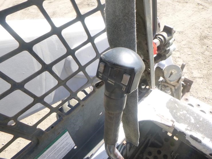 2005-bobcat-s300-image-19