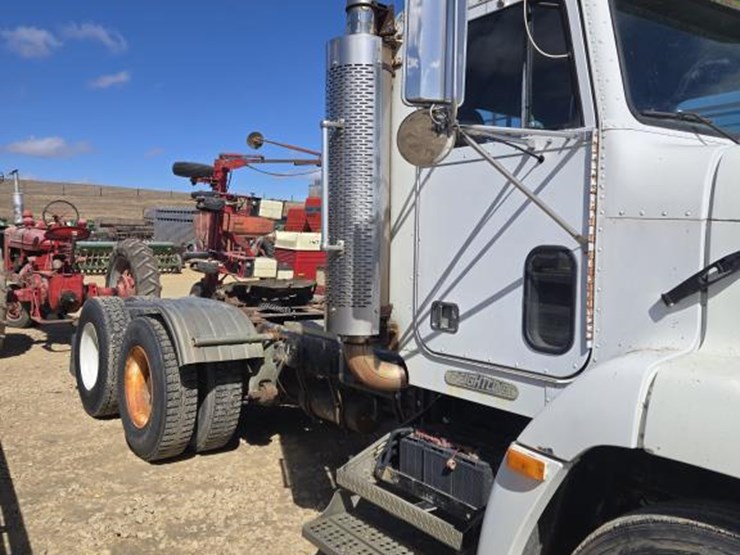 #212-•-1994-freightliner-semi-tractor-image-6