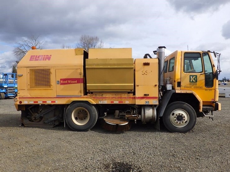 2005-elgin-sc-8000-s/a-street-sweeper-image-4
