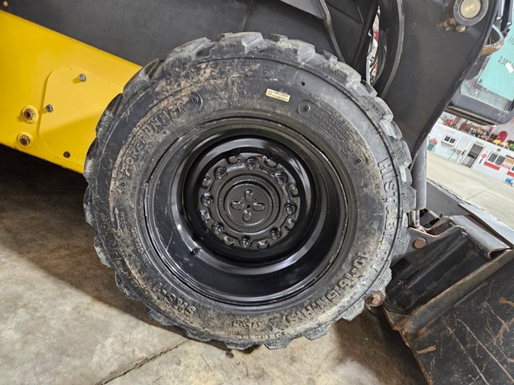 2021-new-holland-l318-image-32