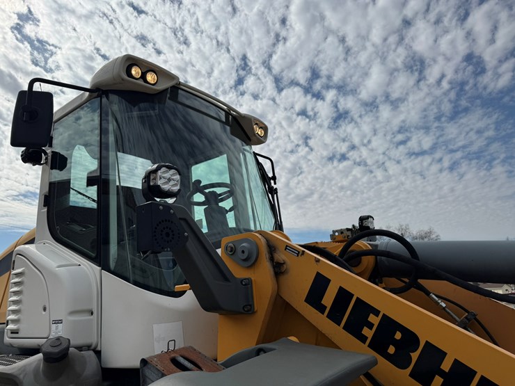 #3277-•-2016-liebherr-542-wheel-loader-w/-plow-and-chains-image-21