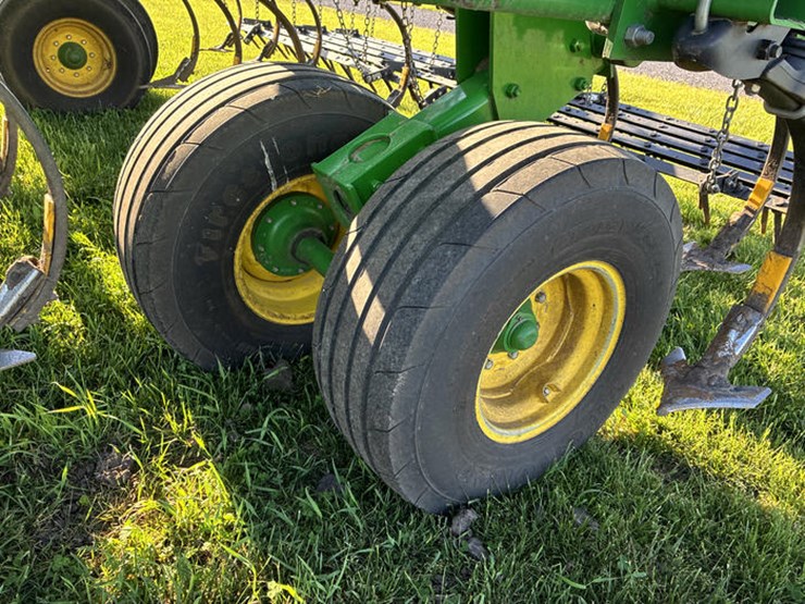 2014-john-deere-2210-image-45