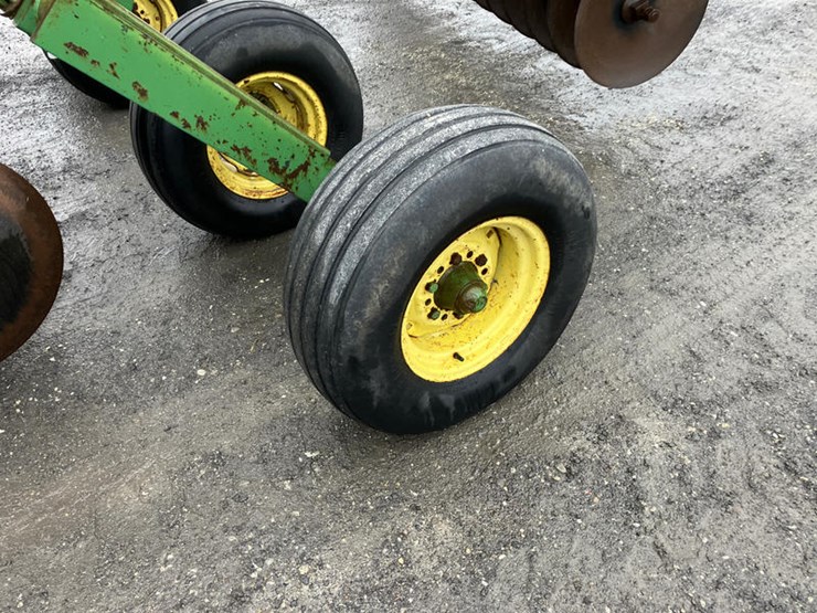 john-deere-235-image-3