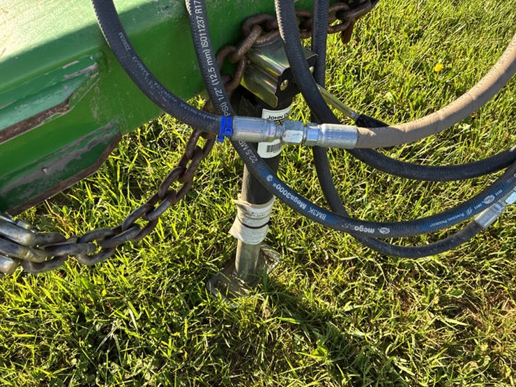 2014-john-deere-2210-image-11