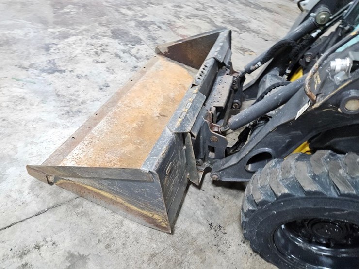 2021-new-holland-l318-image-10