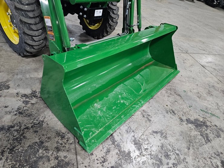 2025-john-deere-3032e-image-9