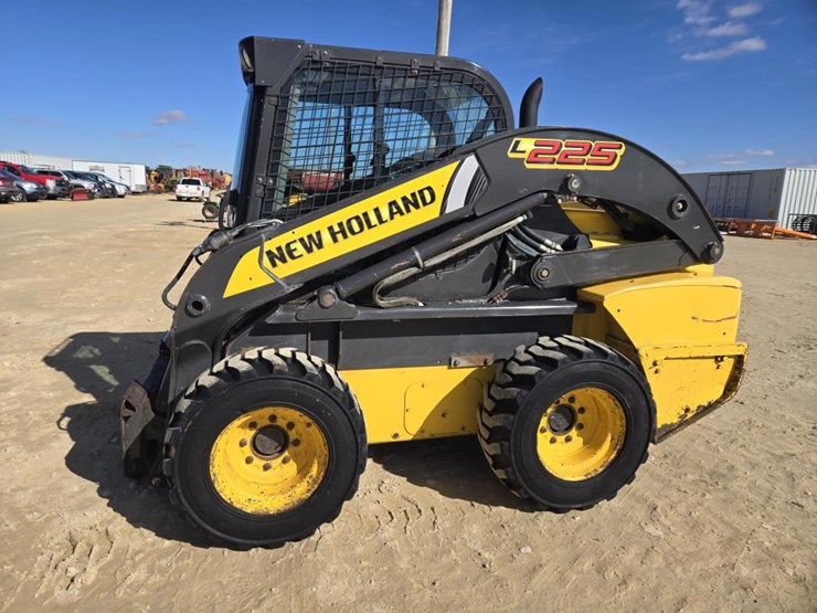 new-holland-l225-image-2