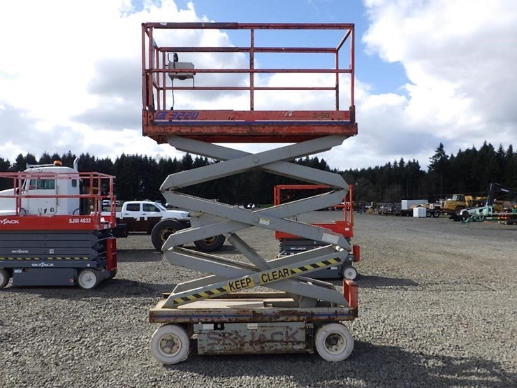 1997-skyjack-sj-3220-scissor-lift-image-8