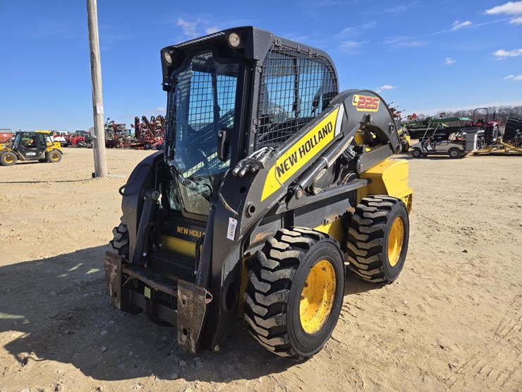 new-holland-l225-image-1