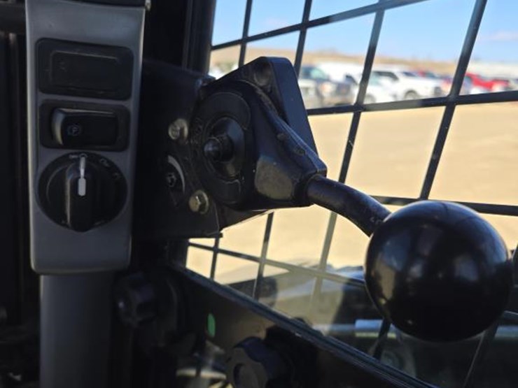 new-holland-l225-image-19