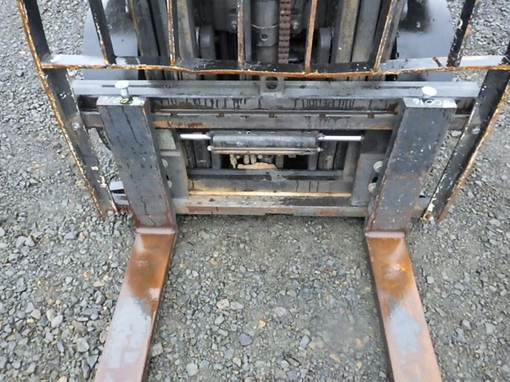 yale-gp050tgnuae084-forklift-image-14