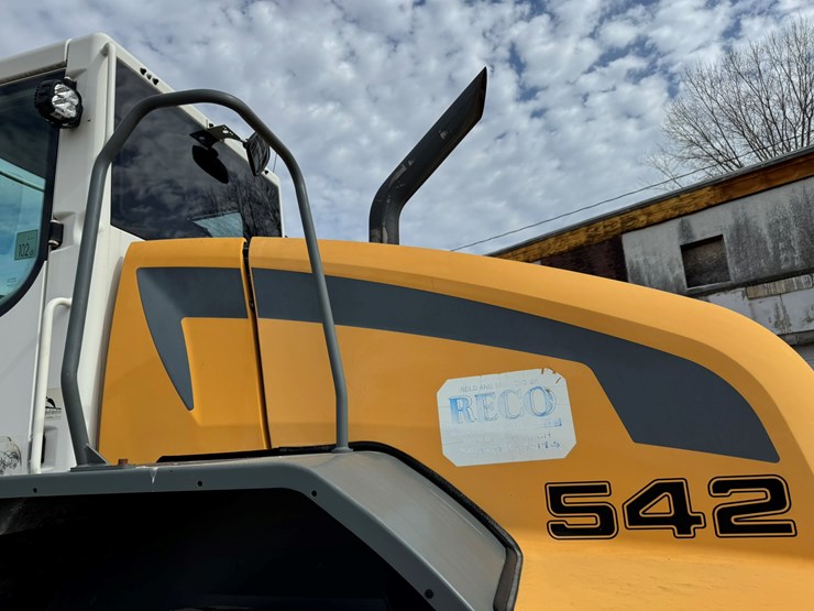#3277-•-2016-liebherr-542-wheel-loader-w/-plow-and-chains-image-13