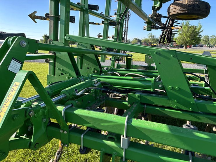 2014-john-deere-2210-image-18