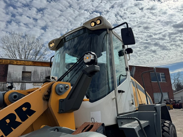 #3277-•-2016-liebherr-542-wheel-loader-w/-plow-and-chains-image-9