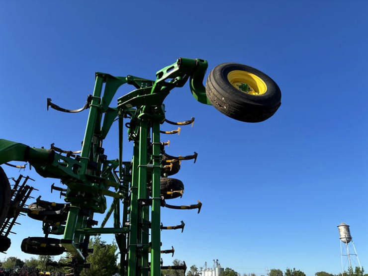 2014-john-deere-2210-image-32