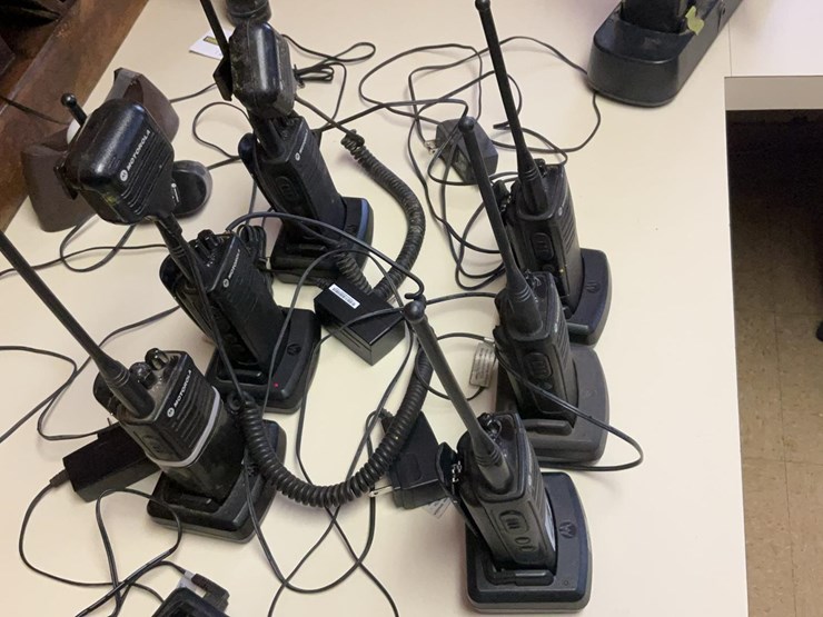 #121-•-motorola-walkie-talkies-image-2