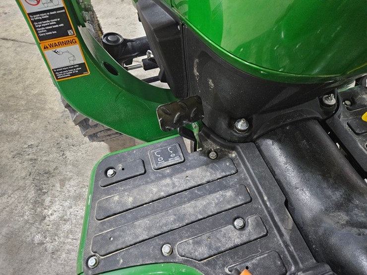 2025-john-deere-3032e-image-27