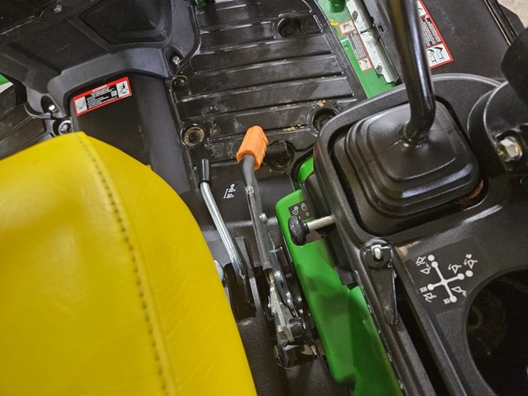 2024-john-deere-1025r-image-25