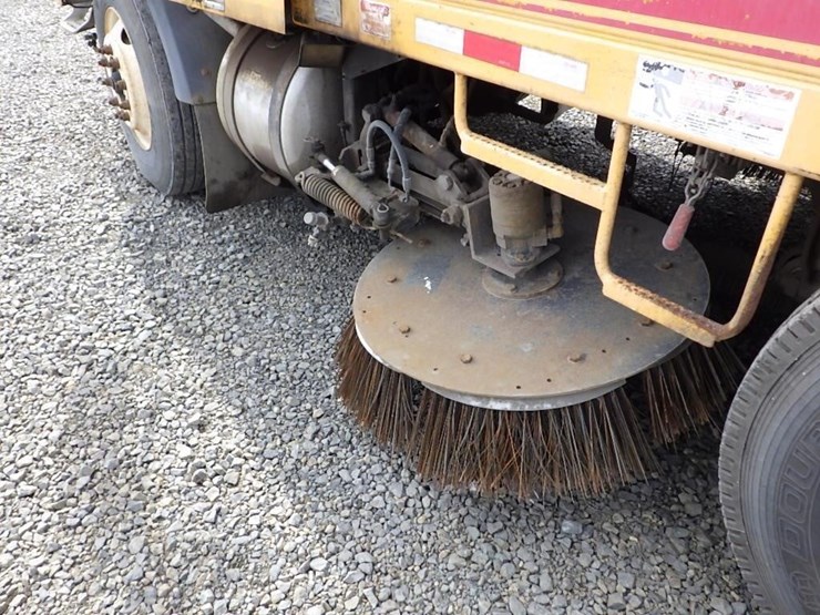 2005-elgin-sc-8000-s/a-street-sweeper-image-16