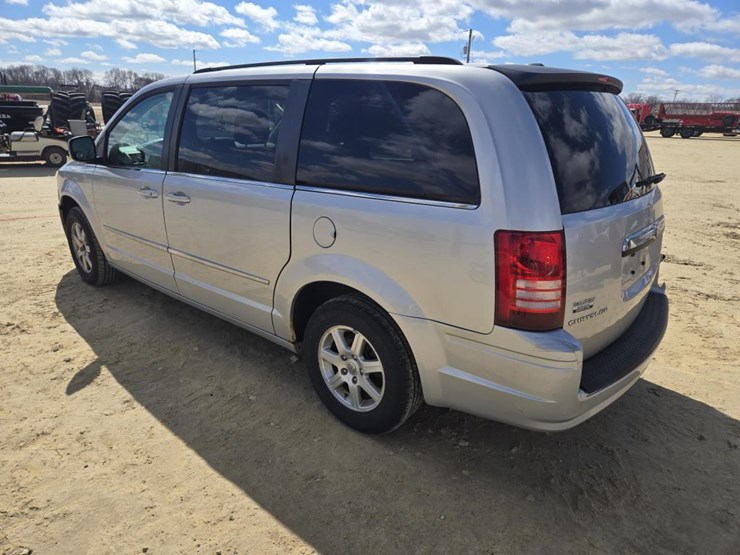 2010-chrysler-town-&-country-touring-image-12