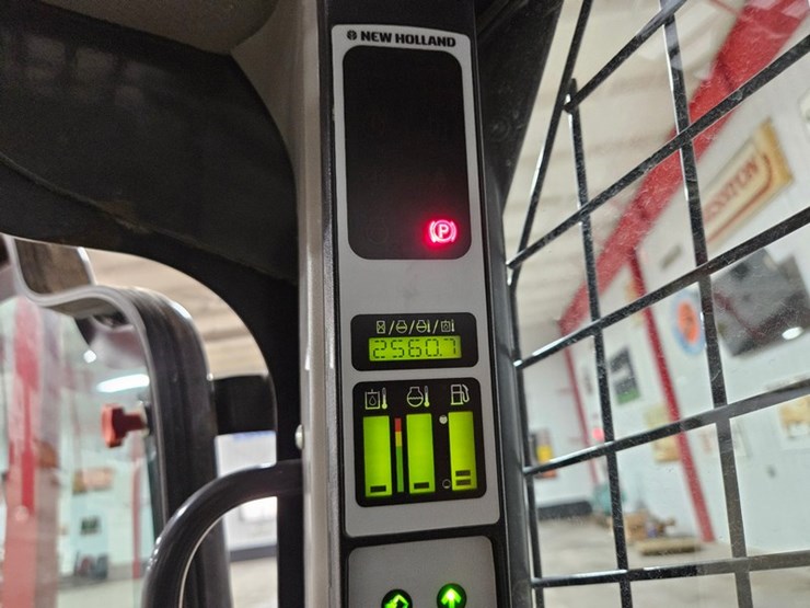 2021-new-holland-l318-image-26