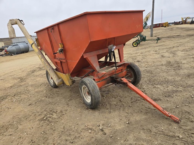 #72-•-fertilizer-auger-wagon-on-gear-image-1