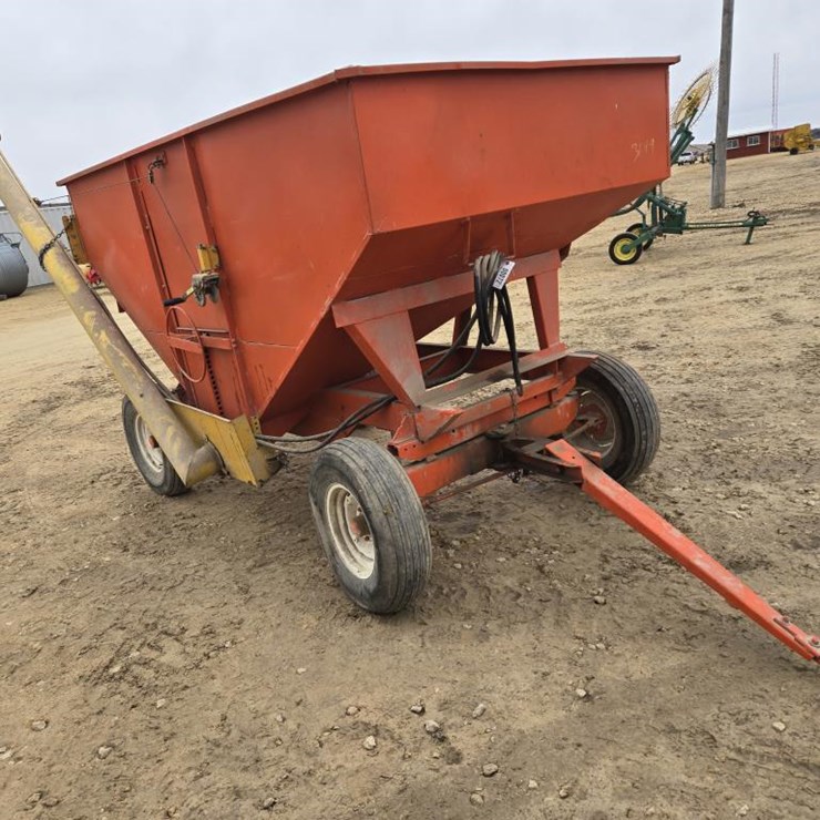 #72 • FERTILIZER AUGER WAGON ON GEAR