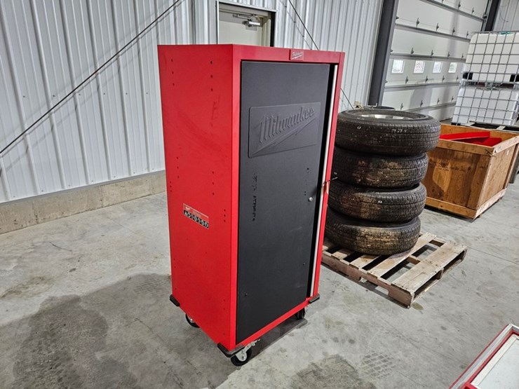 #704-•-milwaukee-27"-high-capacity-steel-locker-image-4