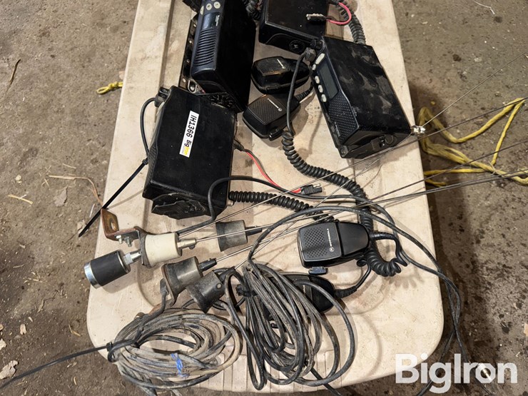 business-band-radios-image-15