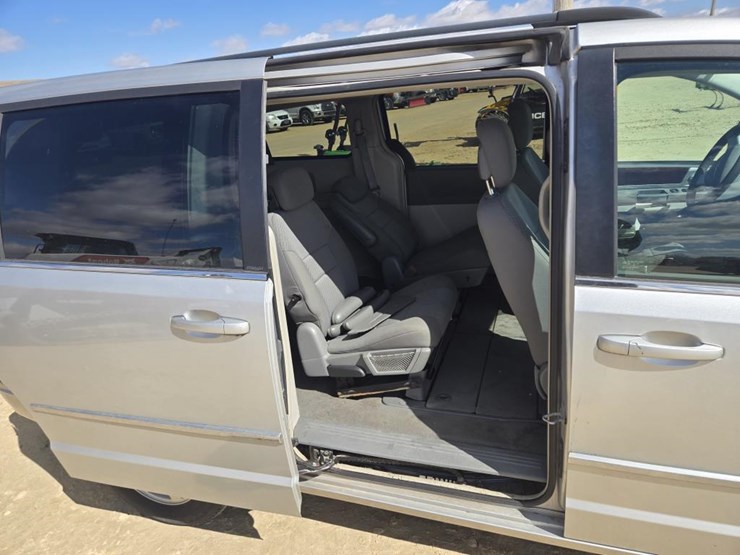 2010-chrysler-town-&-country-touring-image-10