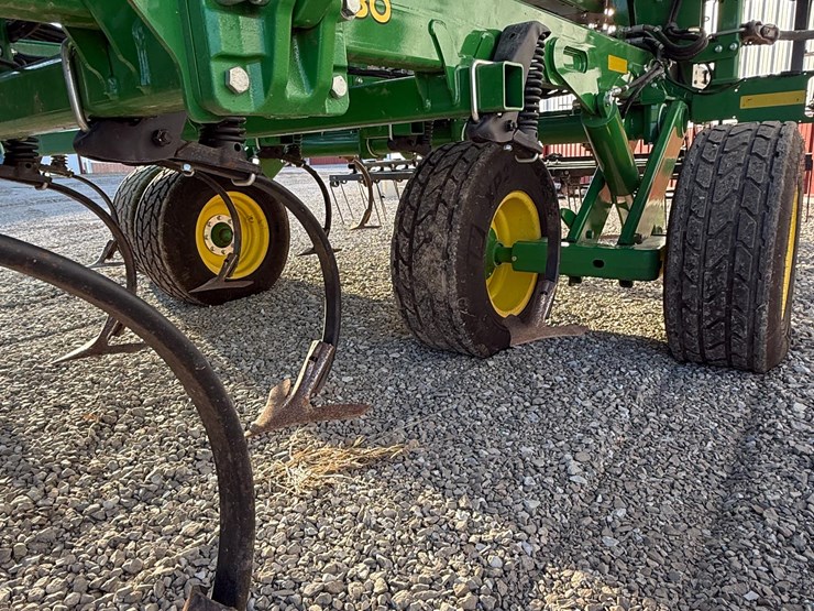 2022-john-deere-2330-image-18