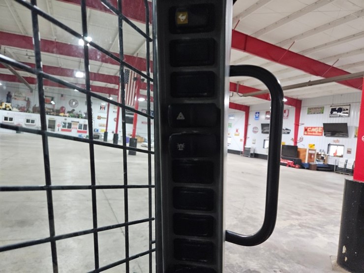 2021-new-holland-l318-image-29