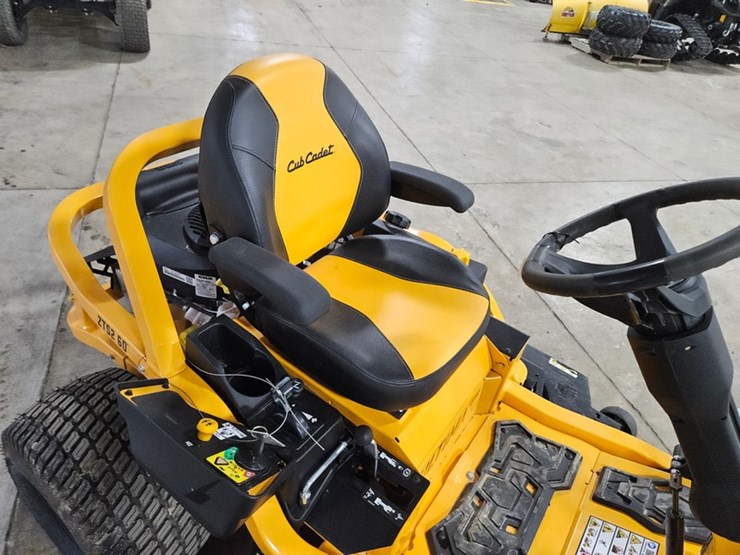 #699-•-2024-cub-cadet-ultima-zts2-zero-turn-mower-image-24