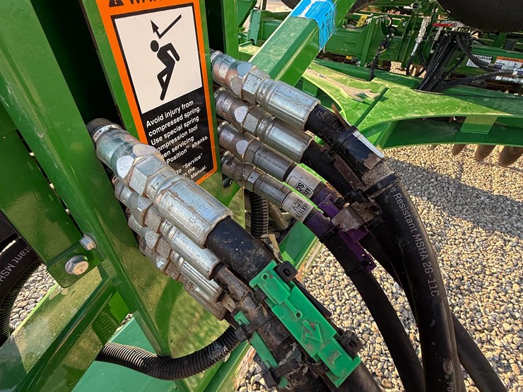 2022-john-deere-2330-image-11