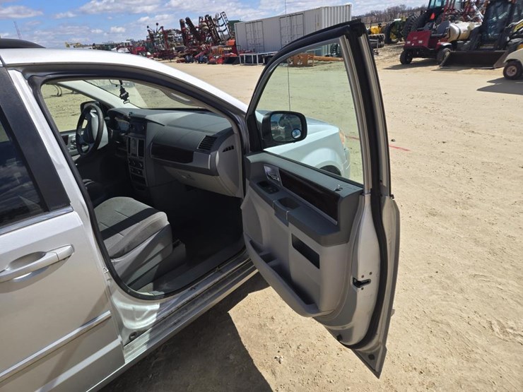 2010-chrysler-town-&-country-touring-image-11