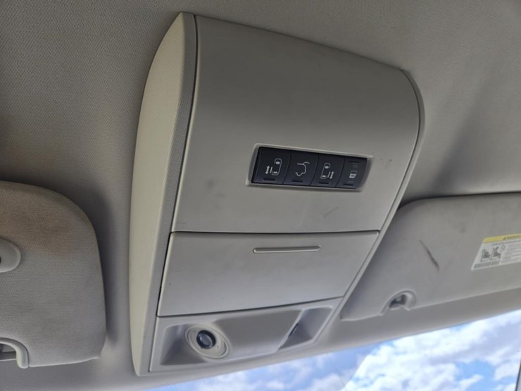 2010-chrysler-town-&-country-touring-image-22