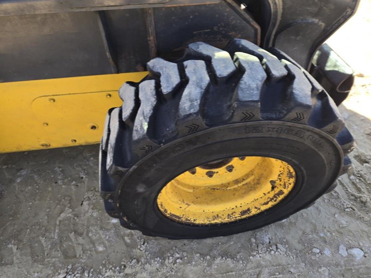 new-holland-l225-image-10