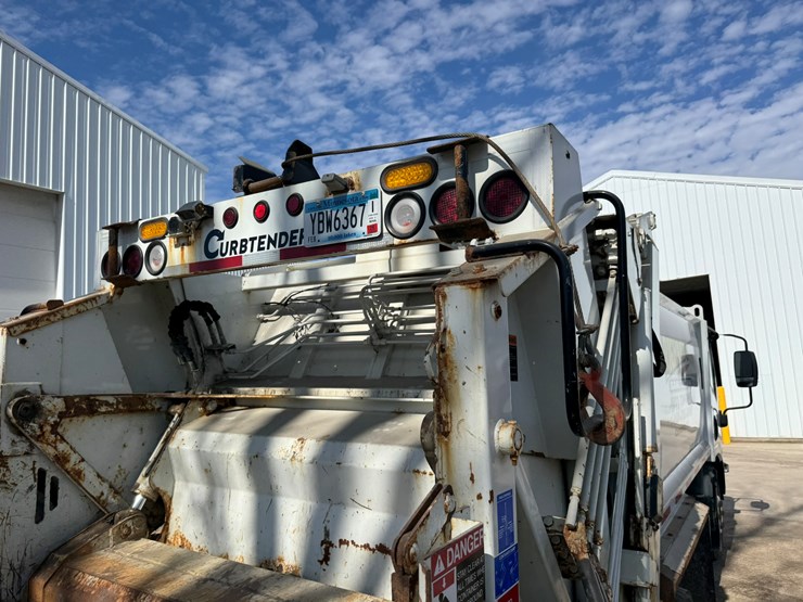 2018-isuzu-nrr-image-21