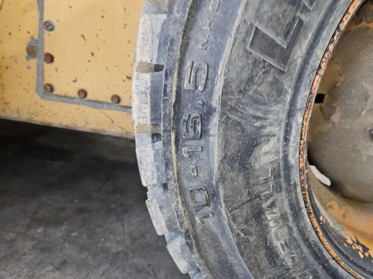 new-holland-l555-image-30