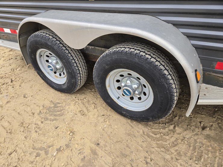 #73-•-2005-featherlite-gooseneck-livestock-trailer-image-15
