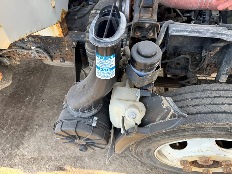 2018-isuzu-nrr-image-54