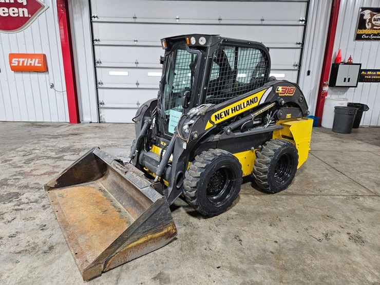 2021-new-holland-l318-image-1
